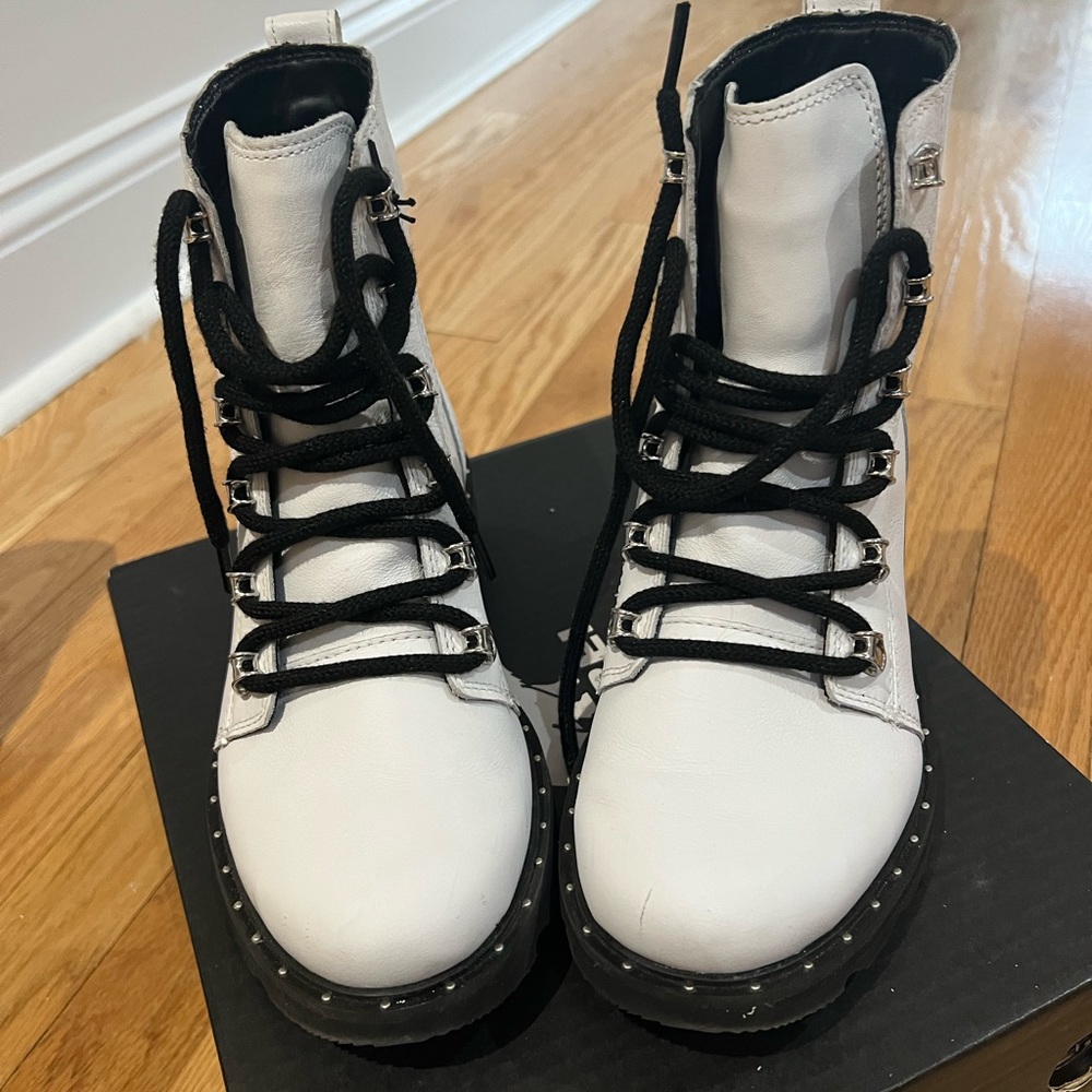 White SOREL waterproof boots barely worn